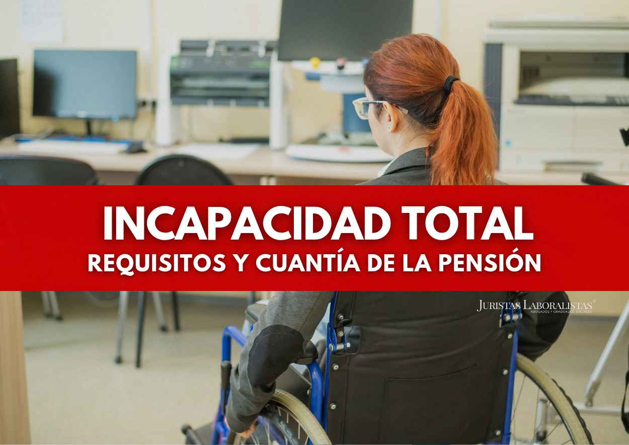 Trabajadora en silla de ruedas en una oficina: incapacidad permanente total, requisitos y cuantía de la pensión